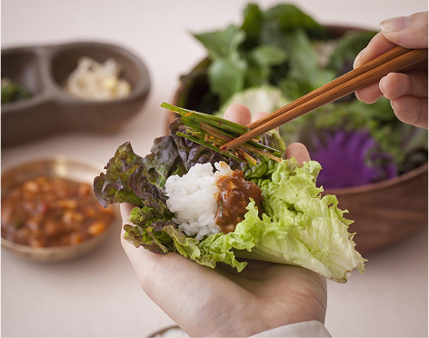 Illustration explaining Korean table setting (vertical type)