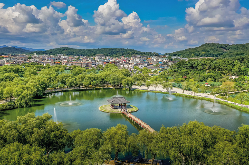 Baekje Historic Areas in Buyeo 
				(Gungnamji Pond, Busosanseong Fortress)