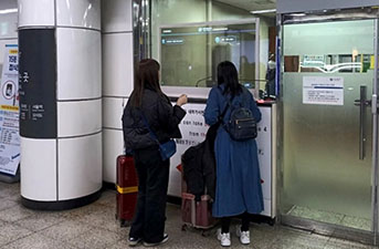 Echtzeitübersetzungsdienst am U-Bahnhof Myeongdong