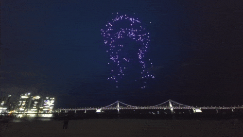 Drone Light Show mit der Brücke Gwangandaegyo im Hintergrund